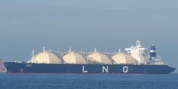 बड़ी खुशखबरी, होर्मुज पार कर LNG से लदा टैंकर जहाज आ रहा है भारत, जानें क्या होती है एलएनजी