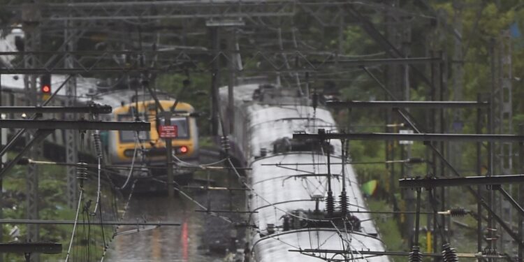 ठाणे-डोंबिवली में 10 घंटे तक नहीं चलेंगी लोकल ट्रेनें, सेंट्रल रेलवे ने दी जानकारी