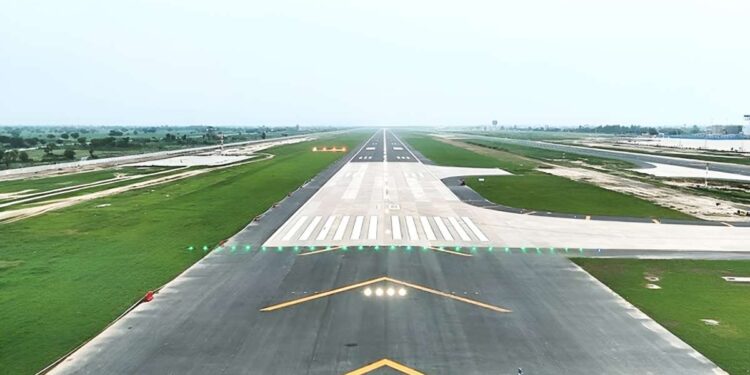 नोएडा एयरपोर्ट का रनवे तैयार, लेकिन उड़ानों पर अब भी सस्पेंस! अड़चनें दूर करने के लिए 20 अप्रैल को मंथन करेंगे बोर्ड के सदस्य