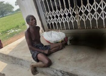 बैंक ने मांगा डेथ सर्टिफिकेट तो कब्र से बहन का कंकाल निकाल लाया शख्स, ये घटना हैरान कर देगी