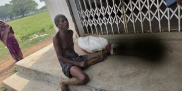 बैंक ने मांगा डेथ सर्टिफिकेट तो कब्र से बहन का कंकाल निकाल लाया शख्स, ये घटना हैरान कर देगी