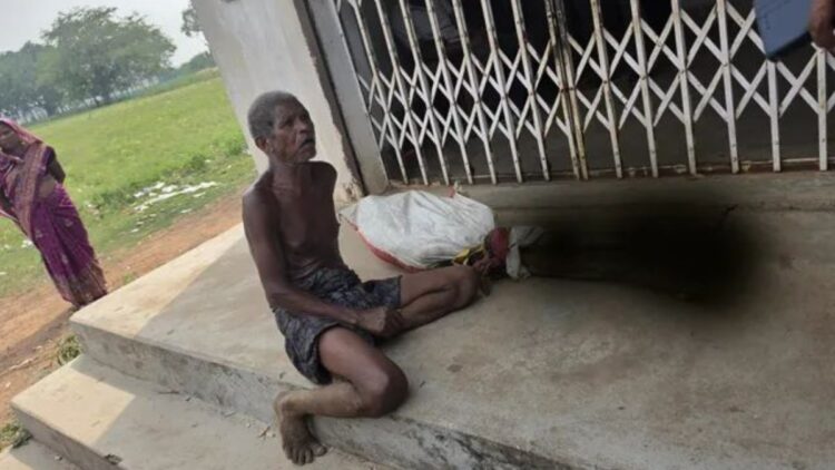 बैंक ने मांगा डेथ सर्टिफिकेट तो कब्र से बहन का कंकाल निकाल लाया शख्स, ये घटना हैरान कर देगी