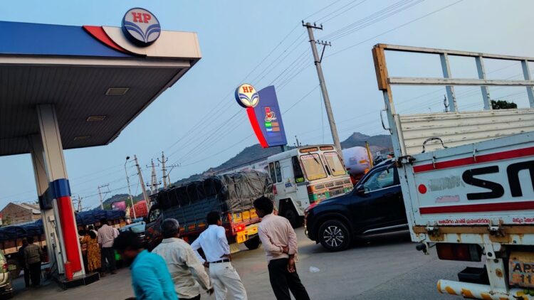 400 से ज्यादा पेट्रोल पंपों पर खत्म हुआ तेल, अफवाहों की वजह से बिगड़े थे हालात- सरकार ने जारी किया बयान