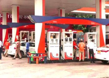 केंद्र ने राज्यों से जमाखोरी-कालाबाज़ारी पर सख्ती बरतने को कहा, ईंधन आपूर्ति की चिंताओं के बीच निर्देश