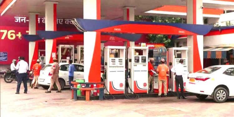 ऑयल मार्केटिंग कंपनियों को हो रहा पेट्रोल पर ₹18/लीटर और डीज़ल पर ₹35 का नुकसान