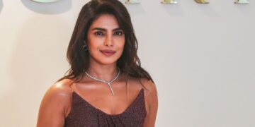 रिलायंस रिटेल ने प्रियंका चोपड़ा के हेयरकेयर ब्रांड Anomaly को खरीदा, जाने कितने में हुई डील
