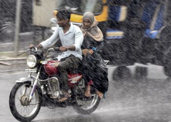 मौसम विभाग ने दी गुड न्यूज, दिल्ली समेत कई राज्यों में अगले 3 दिन तक होगी बारिश, आंधी और तूफान के भी आसार