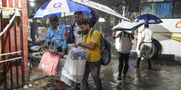 उत्तर प्रदेश से लेकर पश्चिम बंगाल तक तेज आंधी-तूफान का अलर्ट, 4 राज्यों में भारी बारिश की संभावना