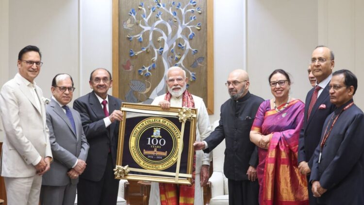 SRCC के 100 वर्ष पूरे होने पर कॉलेज डेलिगेशन ने की पीएम मोदी से मुलाकात, रजत शर्मा भी थे मौजूद