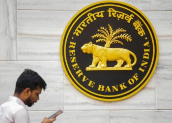 रुपये में जारी गिरावट को रोकने की कोशिश, RBI ने डीलरों के लिए जारी किए निर्देश