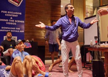 IPL डगआउट में फोन इस्तेमाल, Rajasthan Royals मैनेजर Romi Bhinder पर ACU का शिकंजा, जांच तेज