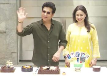 53 बरस के हुए 'क्रिकेट के भगवान' सचिन तेंदुलकर, फैंस के साथ केक काट कर मनाया जश्न