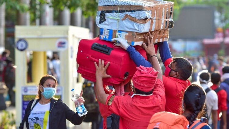 ट्रेन में कितना सामान ले जा सकते हैं यात्री, देखें 1A, 2A, 3A और SL बोगी के नियम