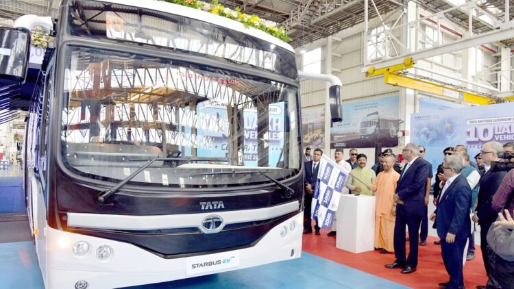 UP में टाटा मोटर्स का बड़ा माइलस्टोन! प्लांट से बनकर निकली 10 लाखवीं कमर्शियल गाड़ी, जानें नया लक्ष्य