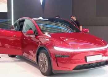 Tesla ने भारत में लॉन्च की 6-सीटर इलेक्ट्रिक कार Model Y L, कीमत ₹61.99 लाख से शुरू, रेंज 681 Km