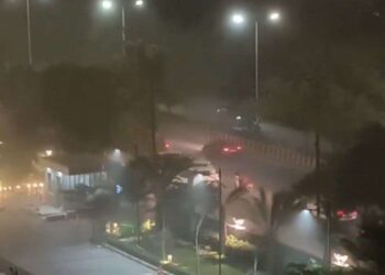 दिल्ली-NCR में धूल भरी आंधी, चल रहीं तेज हवाएं; सामने आया VIDEO