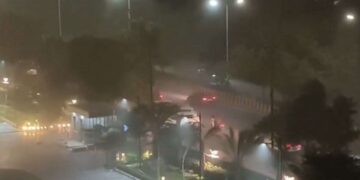 दिल्ली-NCR में धूल भरी आंधी, चल रहीं तेज हवाएं; सामने आया VIDEO