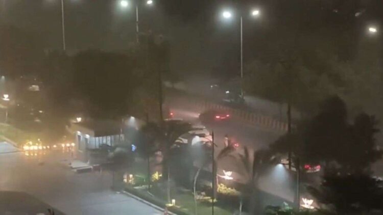 दिल्ली-NCR में धूल भरी आंधी, चल रहीं तेज हवाएं; सामने आया VIDEO