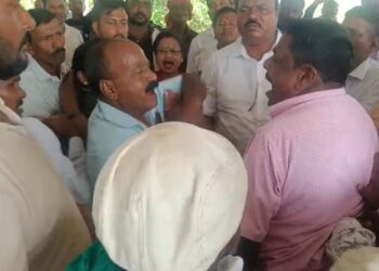 नेता के सामने भिड़ गए कार्यकर्ता, BJD की बैठक में बवाल, धक्का-मुक्की से मचा हड़कंप