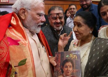 आशा भोसले के निधन से देश में शोक की लहर, पीएम मोदी, गडकरी, फडणवीस समेत इन नेताओं ने दी श्रद्धांजलि