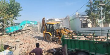 ऊधम सिंह नगर में अवैध धार्मिक संरचनाओं पर चला बुलडोजर, प्रशासन की बड़ी कार्रवाई