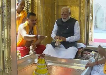 LIVE: काशी विश्वनाथ मंदिर में पीएम मोदी, वैदिक मंत्रोच्चार के साथ की पूजा