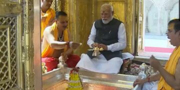 LIVE: काशी विश्वनाथ मंदिर में पीएम मोदी, वैदिक मंत्रोच्चार के साथ की पूजा