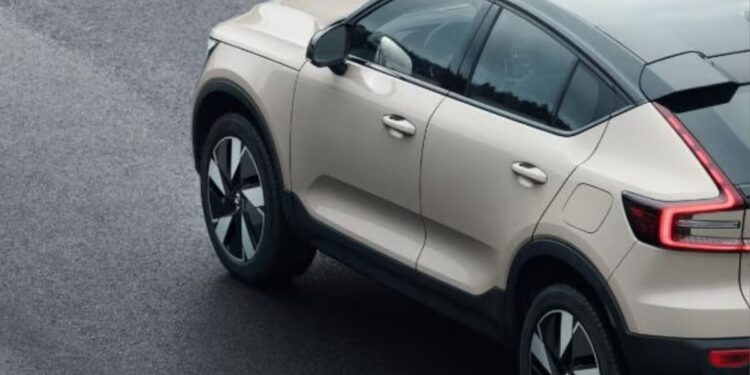 1 मई से इस कंपनी की कारें हो जाएंगी महंगी, 1 लाख रुपये तक ज्यादा चुकानी पड़ेगी कीमत