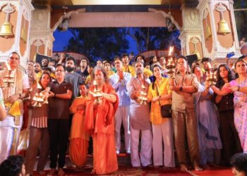 परमार्थ निकेतन में गंगा आरती में शामिल हुए सुनील शेट्टी:रूद्राक्ष का दिव्य पौधा और अंग वस्त्र भेंट कर किया अभिनन्दन