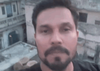 Randeep Hoodas Desi Style | Gaon Ki Hawa, Gaon Ke Maje Viral Video
