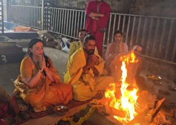 रेमो डिसूजा पत्नी के साथ नलखेड़ा पहुंचे:फिल्म डायरेक्टर ने किए मां बगलामुखी के किए दर्शन; यज्ञशाला में सपत्नीक हवन किया