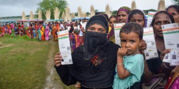 आधार कार्ड के नए लुक को लेकर चल रही अफवाहों की क्या है हकीकत, PIB ने दूर किया भ्रम