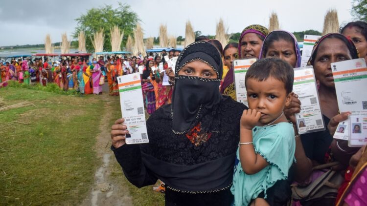 आधार कार्ड के नए लुक को लेकर चल रही अफवाहों की क्या है हकीकत, PIB ने दूर किया भ्रम