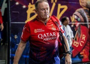 RCB कोच Andy Flower पर जुर्माना, Thrilling जीत के बाद MI प्लेऑफ की दौड़ से बाहर