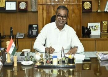 Bribery case, Assam bribery case, ACB Assam raid, Lachit Kumar Das arrest, Guwahati corruption case रिश्वत कांड में दबोच लिए गए एडिशनल डायरेक्टर, CBI ने घूस के पैसों के साथ रंगे हाथ पकड़ा