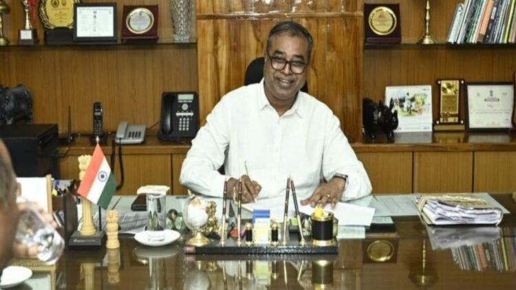Bribery case, Assam bribery case, ACB Assam raid, Lachit Kumar Das arrest, Guwahati corruption case रिश्वत कांड में दबोच लिए गए एडिशनल डायरेक्टर, CBI ने घूस के पैसों के साथ रंगे हाथ पकड़ा