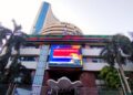 रिकवरी के बावजूद शेयर बाजार टूटा, सेंसेक्स 252 अंक लुढ़ककर बंद, निफ्टी भी 24100 से फिसला