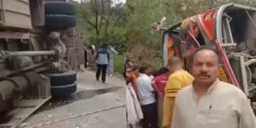 हिमाचल में चलती बस में ड्राइवर को आया हार्ट अटैक, जानिए फिर क्या हुआ? हादसे के दौरान 40 यात्री थे सवार-VIDEO