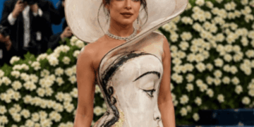 Isha ambani wore blouse with 1800 diamonds, aliabhatt, priyanka chopra and karan johar also saly at red carpet