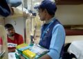 Indian Railways: ट्रेन में फूड वेंडर ज्यादा पैसे मांगे तो क्या करें? जानें IRCTC के नियम