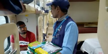 Indian Railways: ट्रेन में फूड वेंडर ज्यादा पैसे मांगे तो क्या करें? जानें IRCTC के नियम