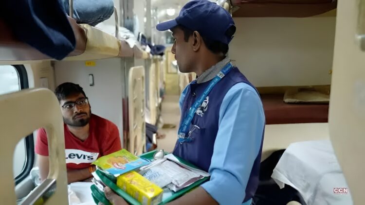 Indian Railways: ट्रेन में फूड वेंडर ज्यादा पैसे मांगे तो क्या करें? जानें IRCTC के नियम