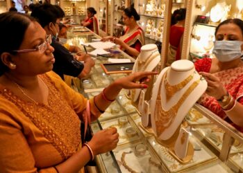 Gold Buying Surge: ज्वेलरी शॉप्स पर उमड़ी भीड़, महंगा होने और नए नियमों के डर से बढ़ा गोल्ड खरीदने का क्रेज