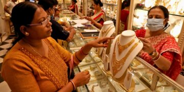 Gold Buying Surge: ज्वेलरी शॉप्स पर उमड़ी भीड़, महंगा होने और नए नियमों के डर से बढ़ा गोल्ड खरीदने का क्रेज