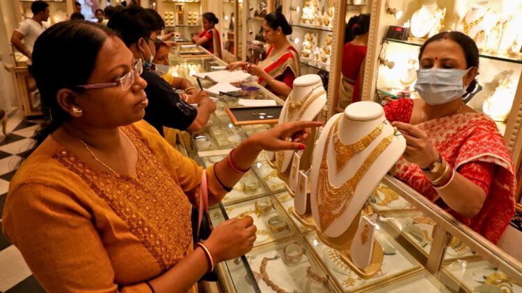 Gold Buying Surge: ज्वेलरी शॉप्स पर उमड़ी भीड़, महंगा होने और नए नियमों के डर से बढ़ा गोल्ड खरीदने का क्रेज