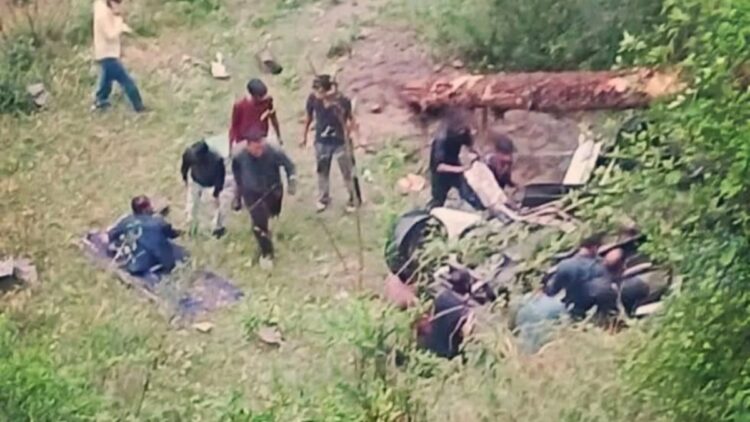 कुल्लू: कार के ऊपर गिरा भारी-भरकम पेड़, 4 महिला शिक्षकों की दर्दनाक मौत
