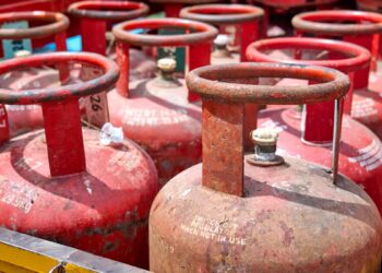 LPG Cylinder Price Hike: महंगाई का बढ़ा झटका, LPG सिलेंडर के दाम ₹993 बढ़े; आम आदमी का बिगड़ेगा बजट!