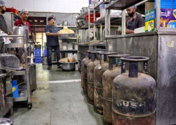 15% तक महंगा होगा होटल-रेस्टॉरेंट का खाना, कमर्शियल LPG की कीमतों में 3 बार में 1332.50 रुपये की बढ़ोतरी