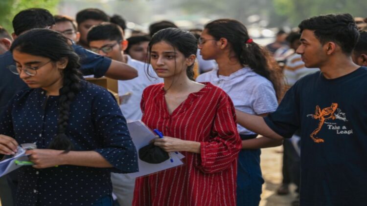 नीट पेपर लीक मामला: केस दर्ज करते ही CBI की बड़ी कार्रवाई, एक शख्स को हिरासत में लिया, उसके दोनों बेटे डॉक्टर हैं