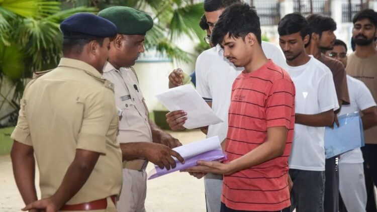 NEET पेपर लीक का खुलासा कैसे हुआ? रात 8 बजे से शुरू हुई पड़ताल, सुबह 3 बजे तक खुल गई पूरी चेन, जानें